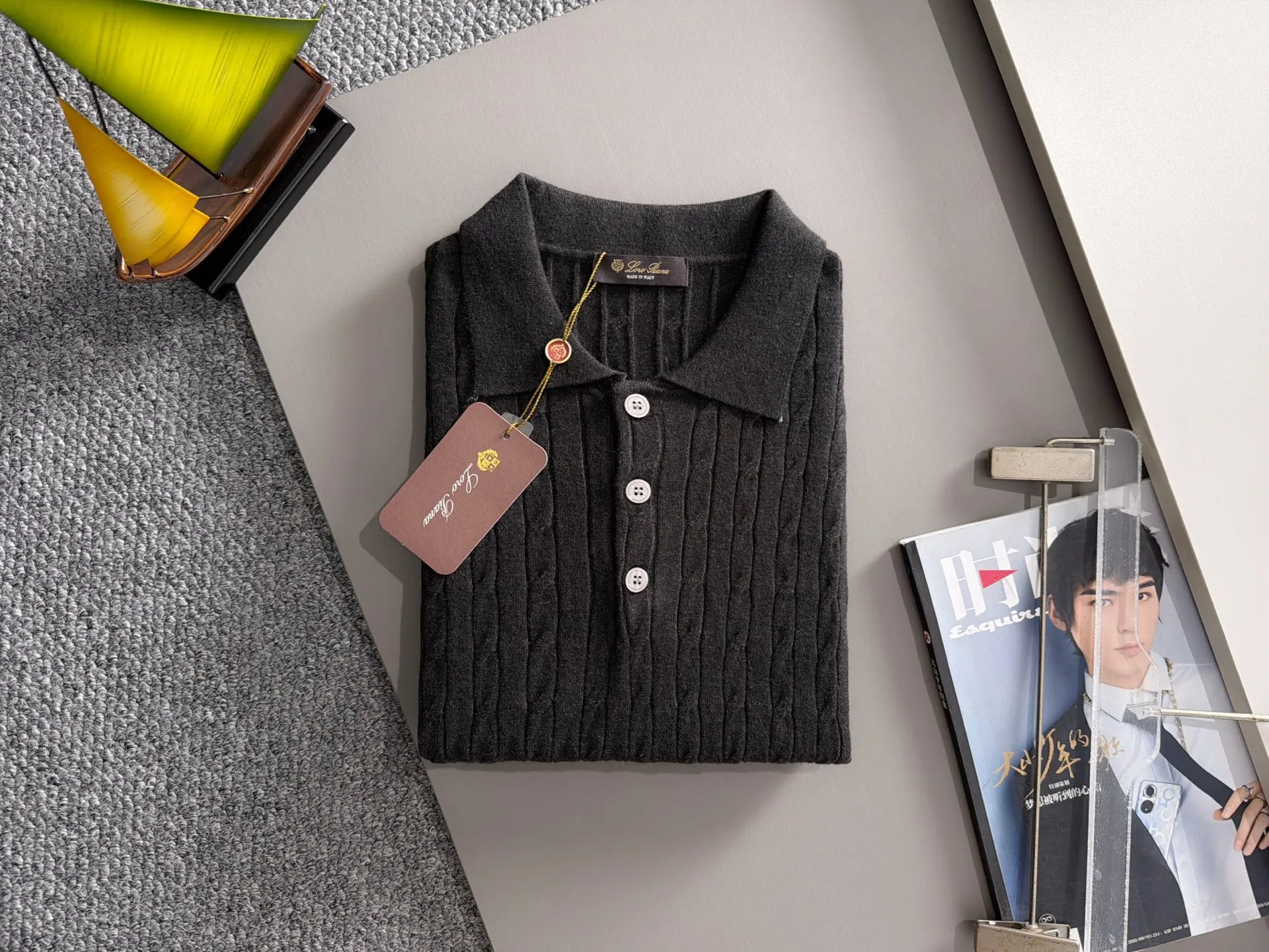 LP high quality Loro Piana 26ss New Arrival men's short-sleeved knitted T-shirt. Made of combed cotton yarn knitted cotton fabric, no pressure when entering and exiting the counter. Exclusive control of raw materials. It feels substantial when weighed, and the upper body is more textured than ordinary T-shirts. This texture can handle the weather easily and is suitable for both hot and cold! Loose fit design, looks noble. The only correct version is available Size: M to 3XL